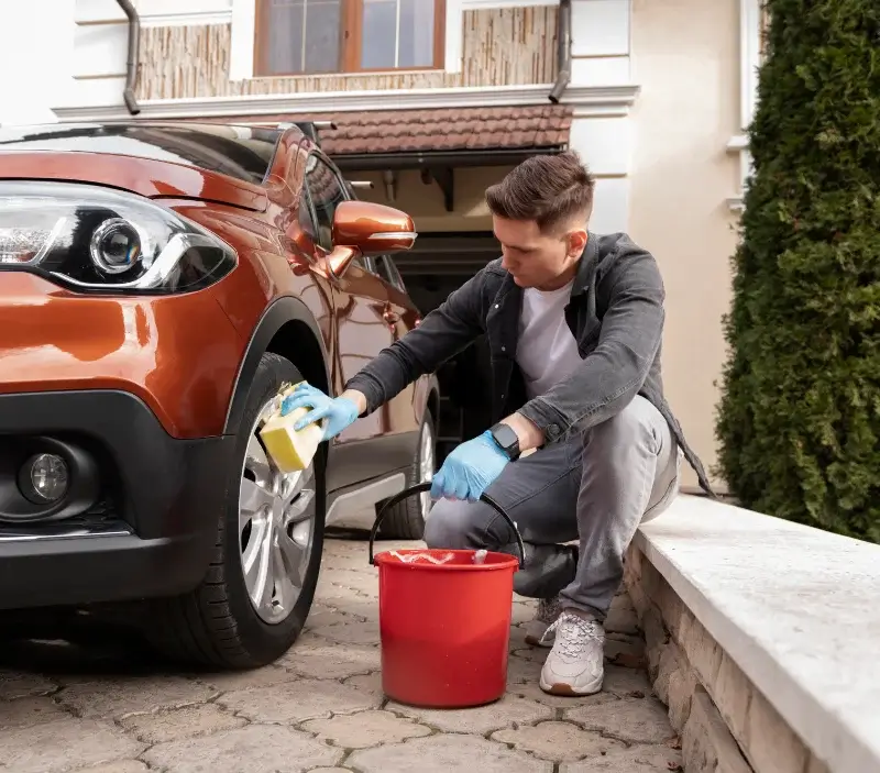 Lavage auto à domicile La Bazoque : professionnel intervenant sur un véhicule